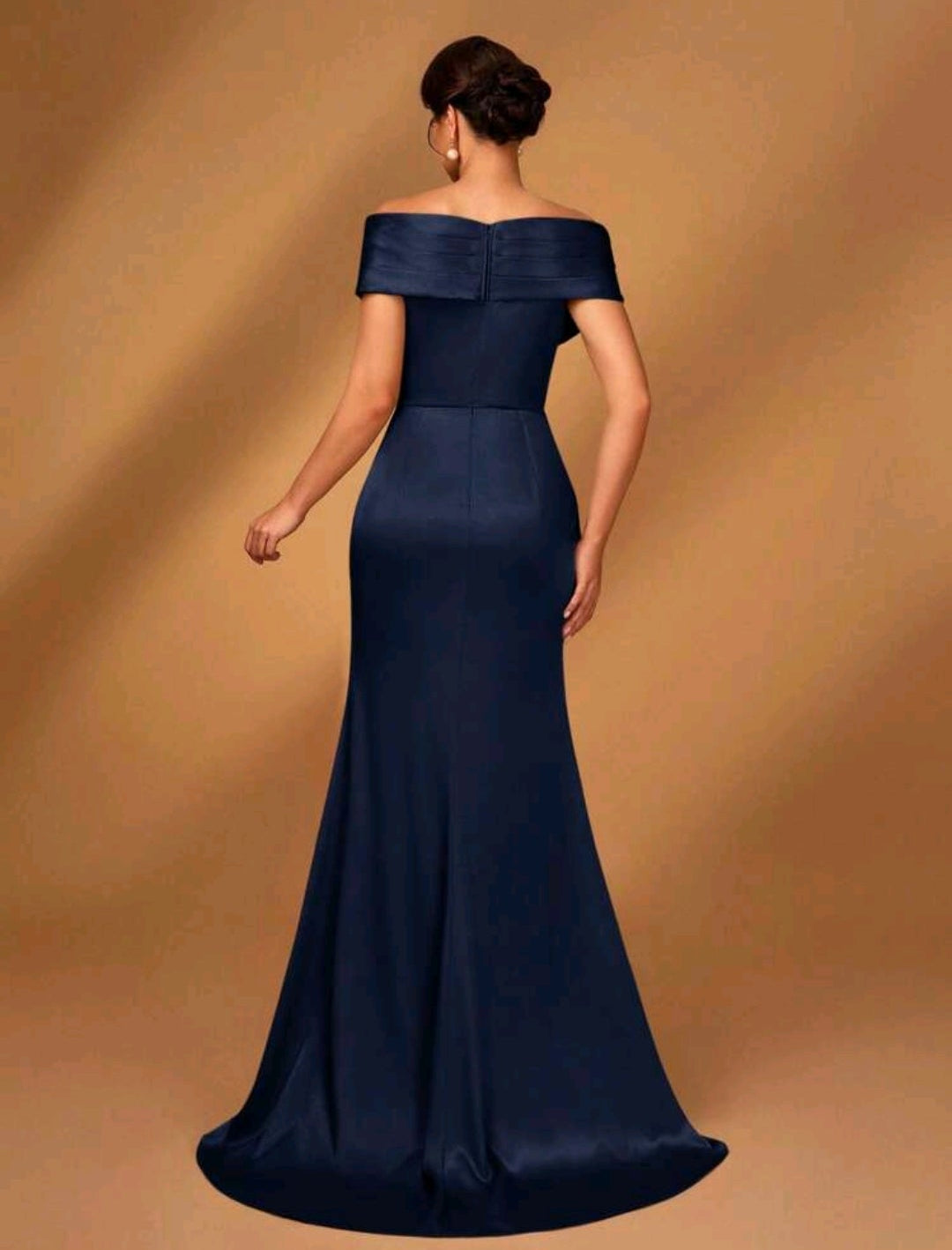 Vestido azul marino oscuro off-the-shoulder corte recto