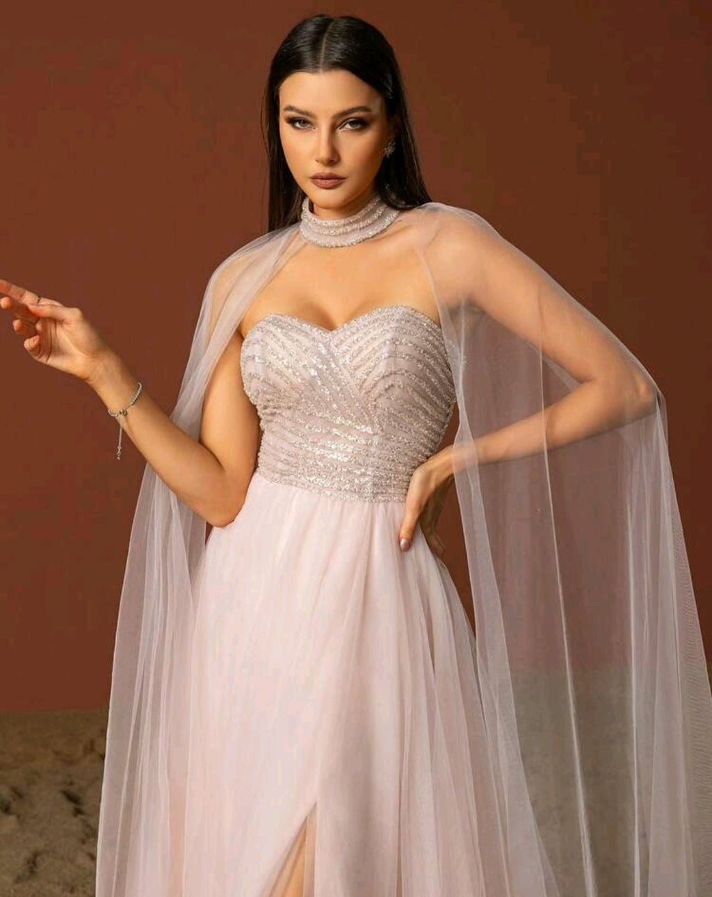 Vestido Sussy straple con manga capa tul y abertura lateral