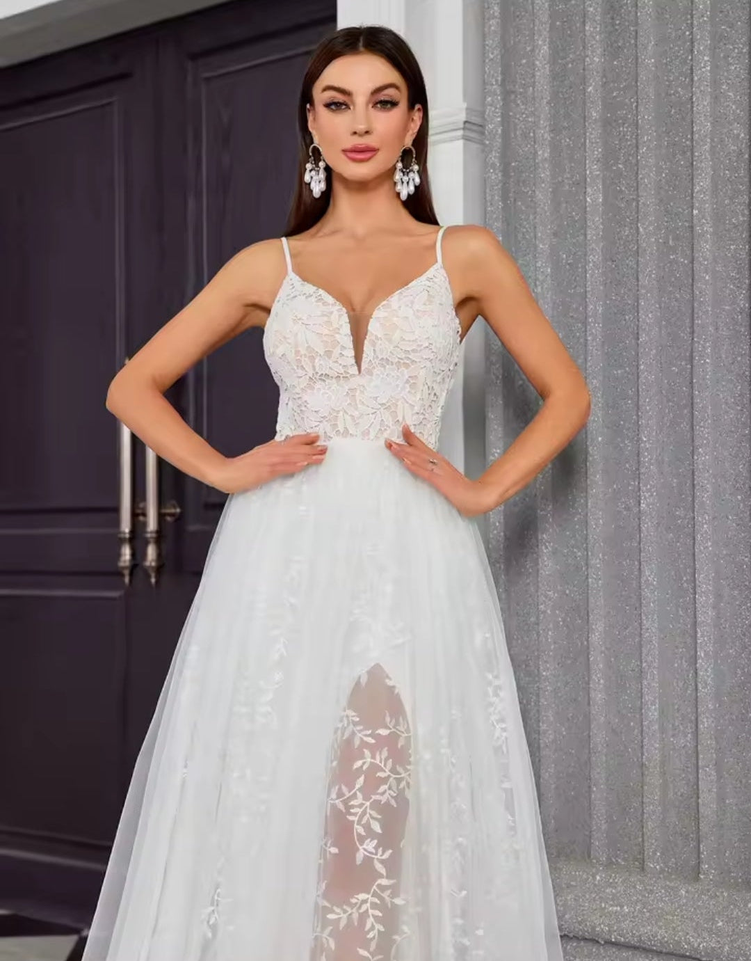 Vestido de Ensueño con Bordado de Hojas y Abertura Lateral