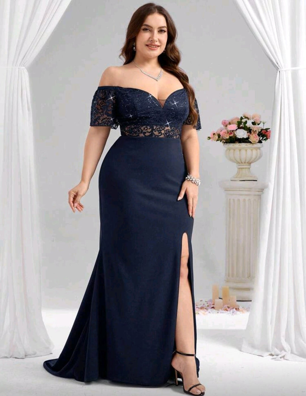 Vestido azul oscuro off-the-shoulder con abertura lateral