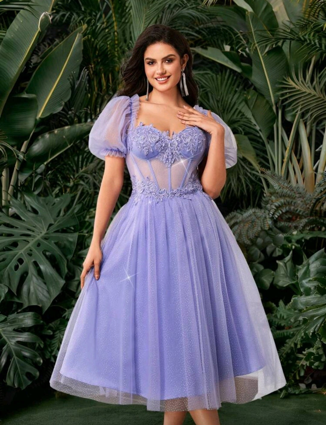 Vestido lila mido con escote corazón y transparencia