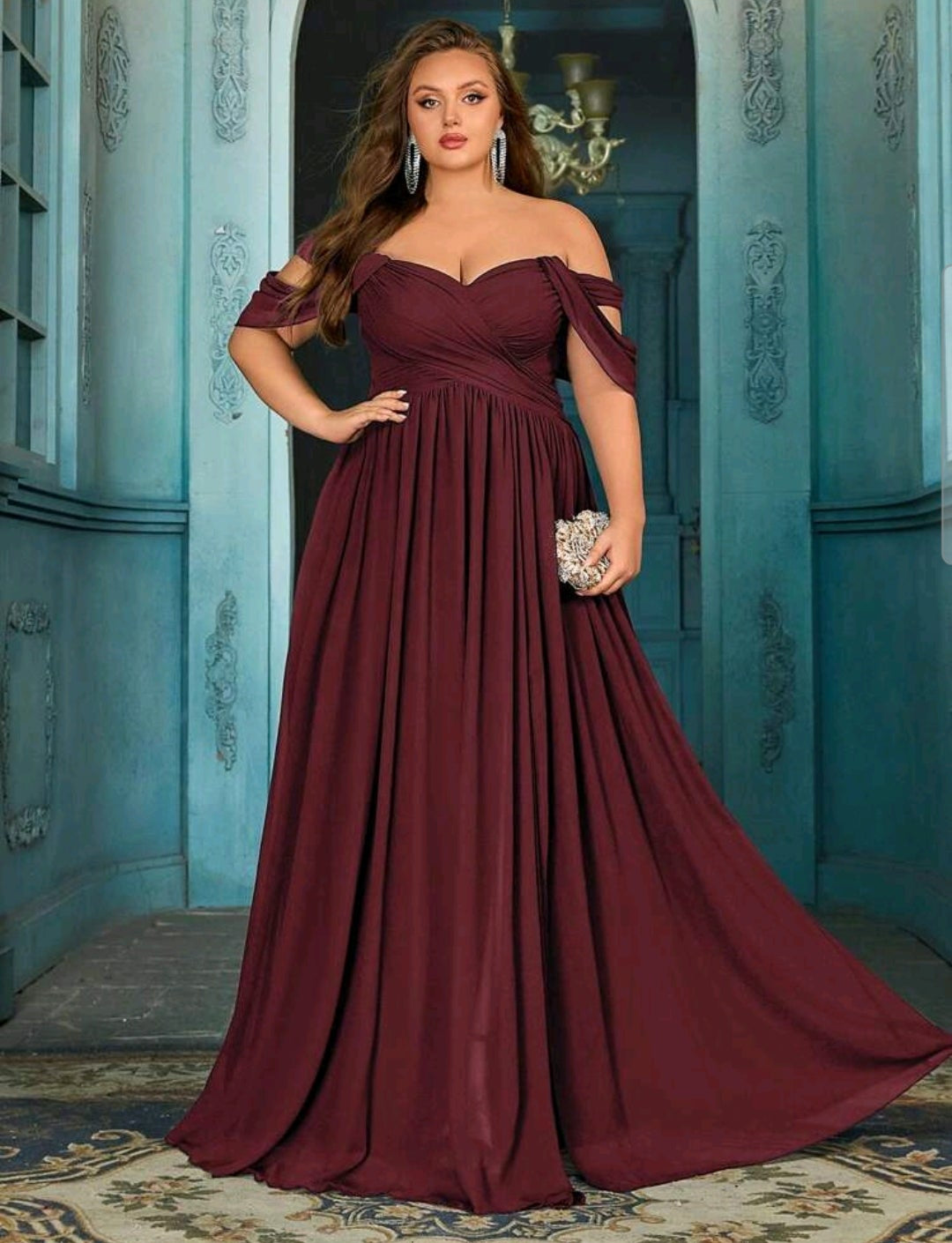 Vestido vino off-the-shoulder con abertura lateral