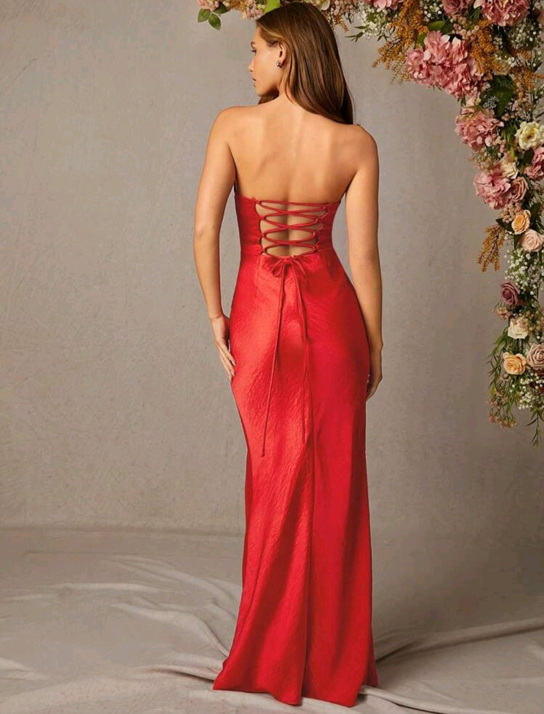 Vestido rojo straple con corsé atrás ajustable