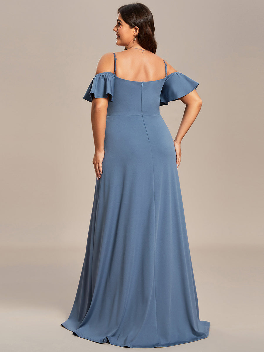 Vestido dusty blue manga off-the-shoulder con abertura lateral
