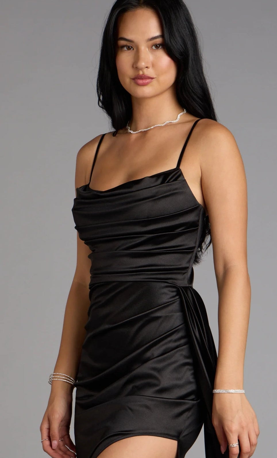 Vestido negro satinado con abertura lateral tirante delgado