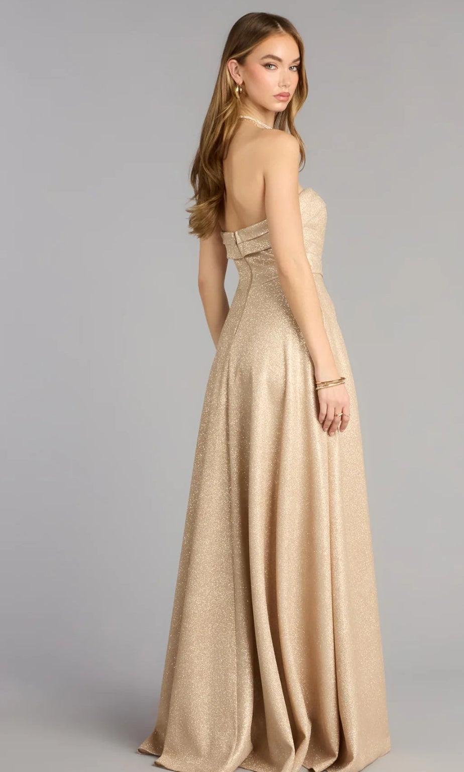 Vestido Klaudia gold brillante straple con bolsas invisibles