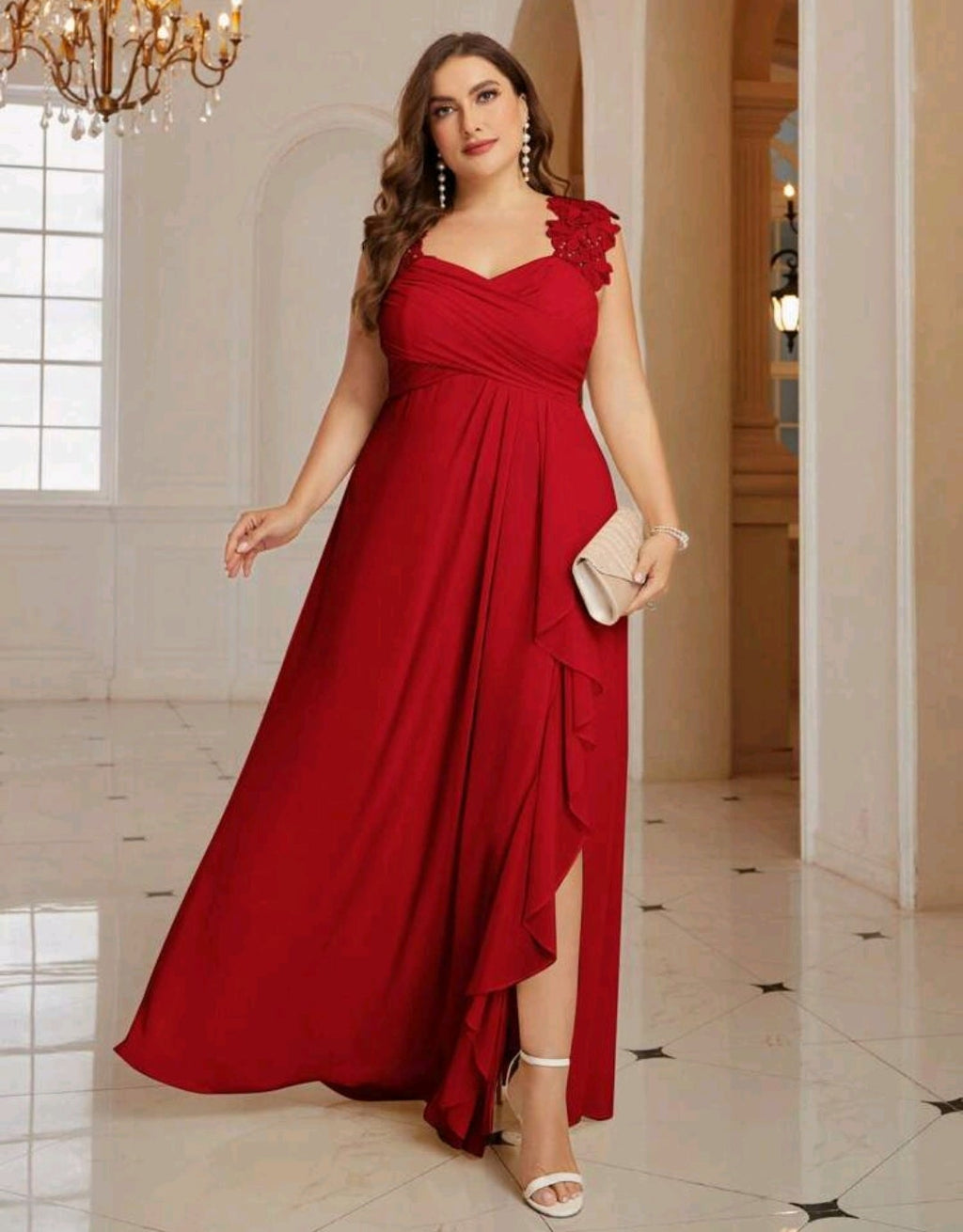Vestido rojo tirante ancho con abertura lateral