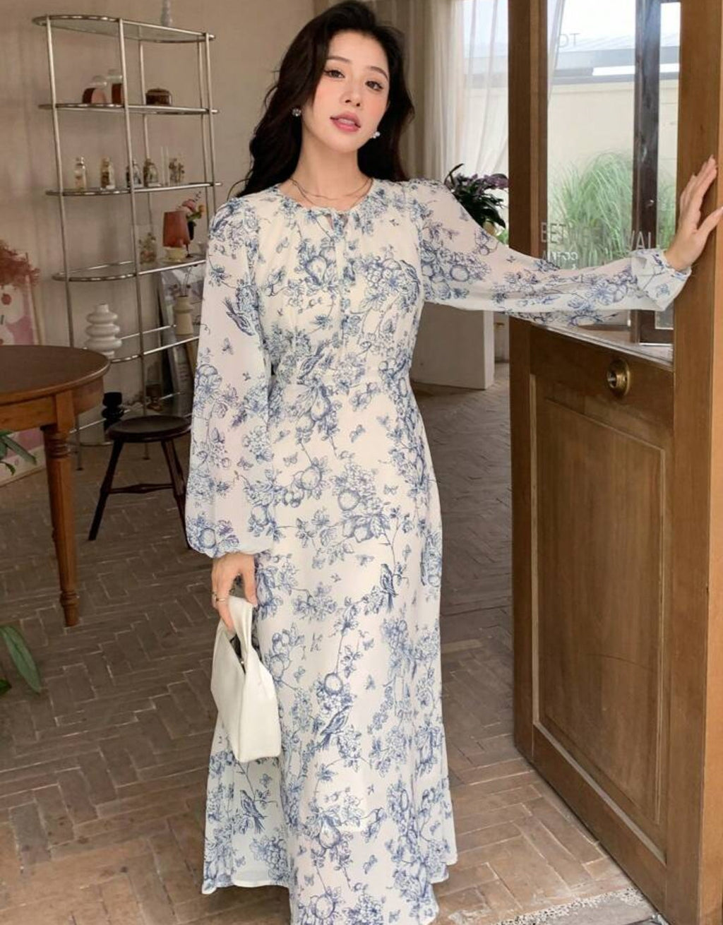 Vestido manga larga con estampado floral grisáceo