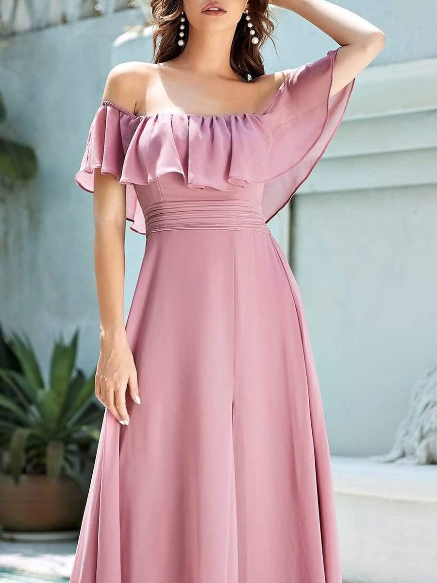 Vestido dusty pink off-the-shoulder con abertura lateral