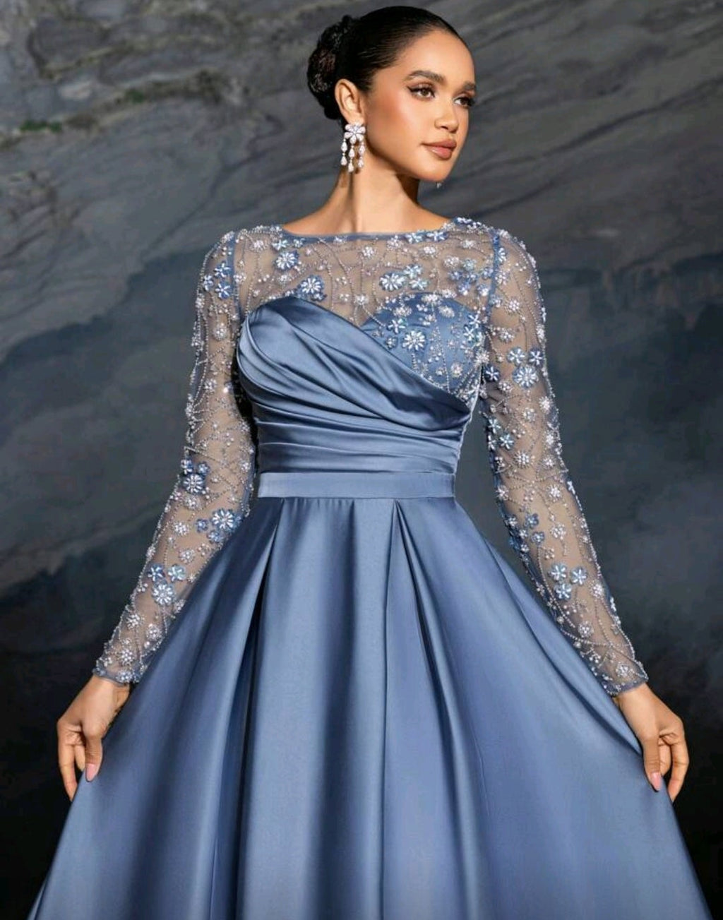Vestido dusty blue manga larga con transparencia, bordado lentejuelas floral