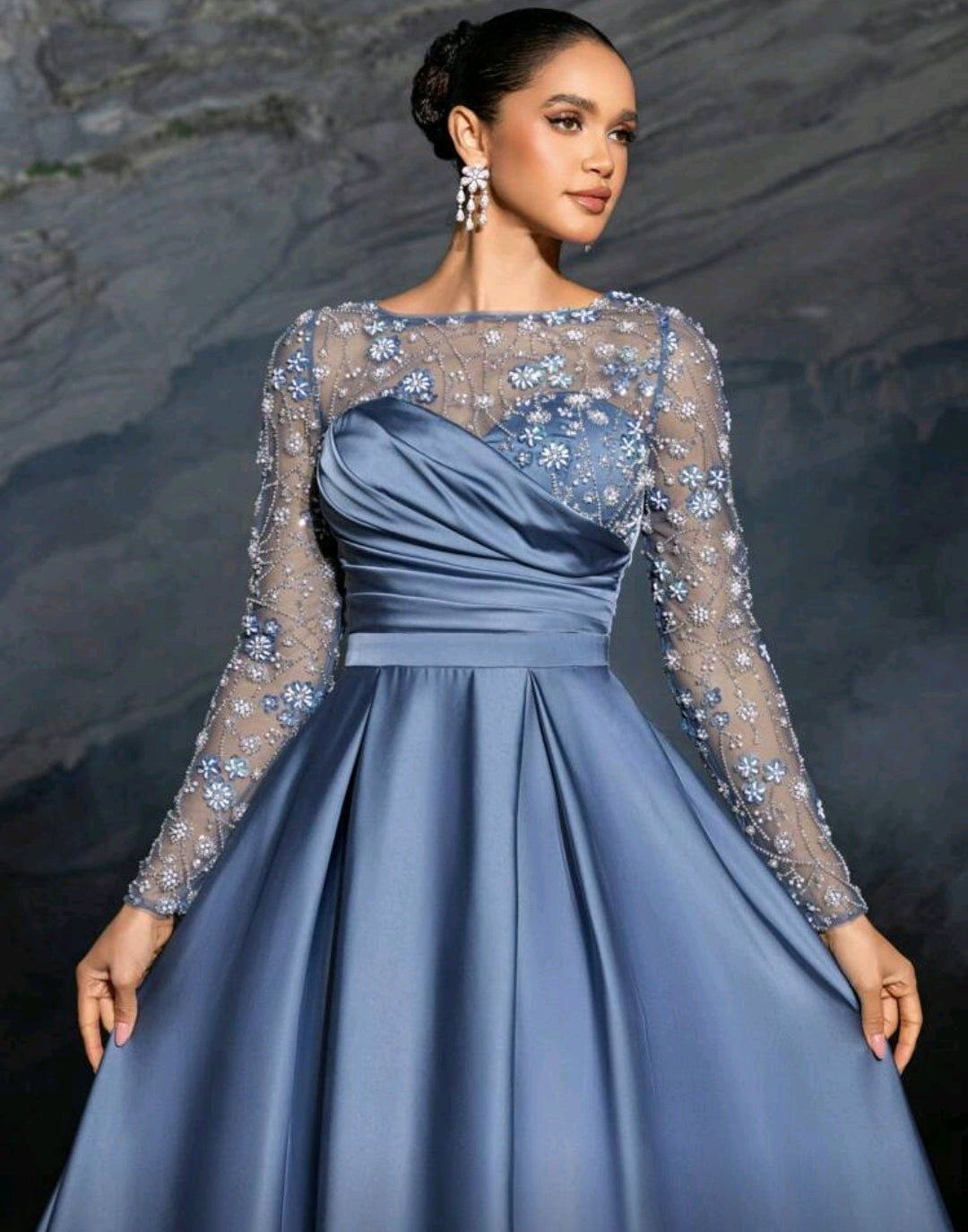 Vestido dusty blue manga larga con transparencia, bordado lentejuelas floral