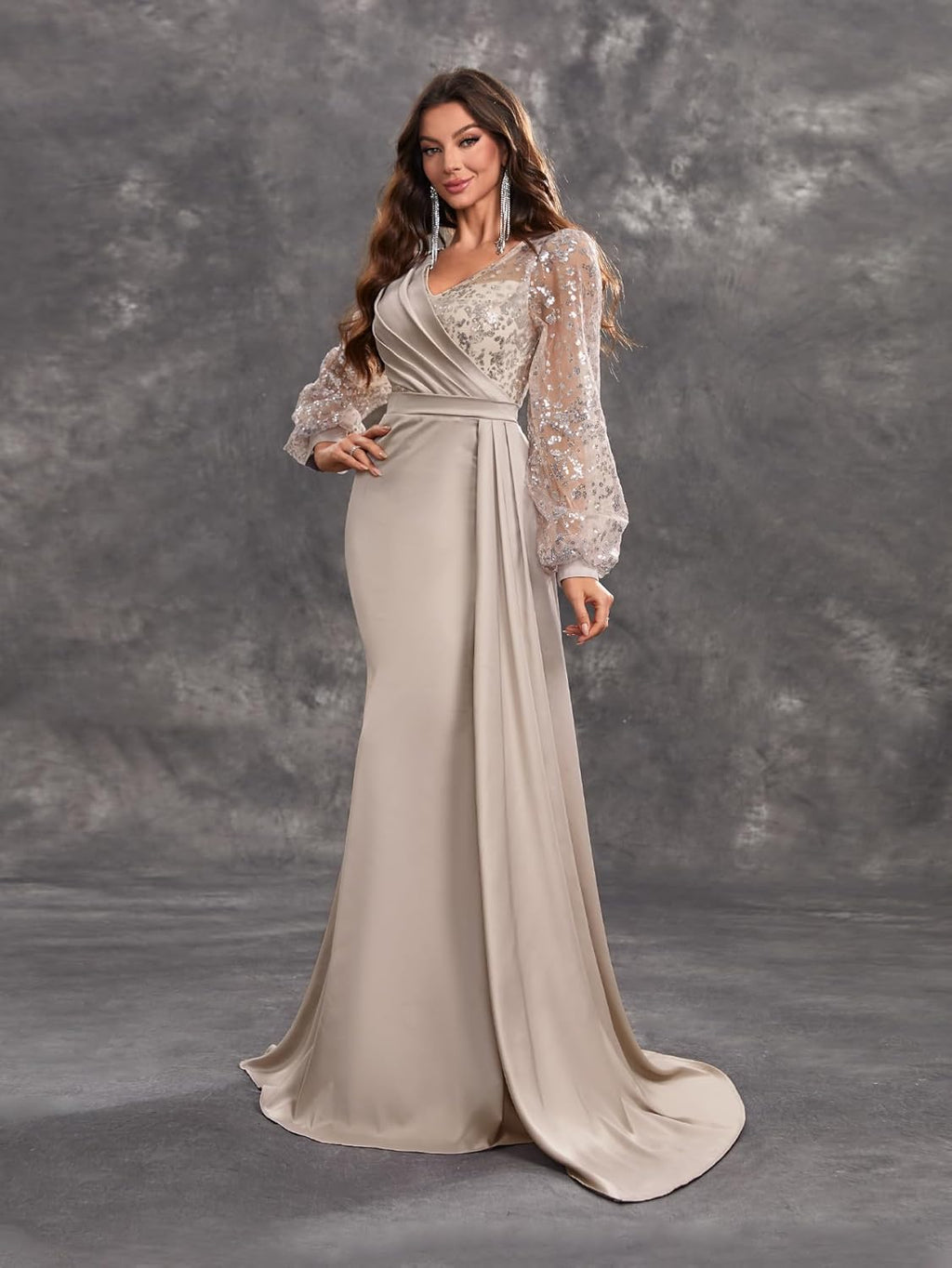 Vestido estilo sirena con una caída fluida que alarga la figura.