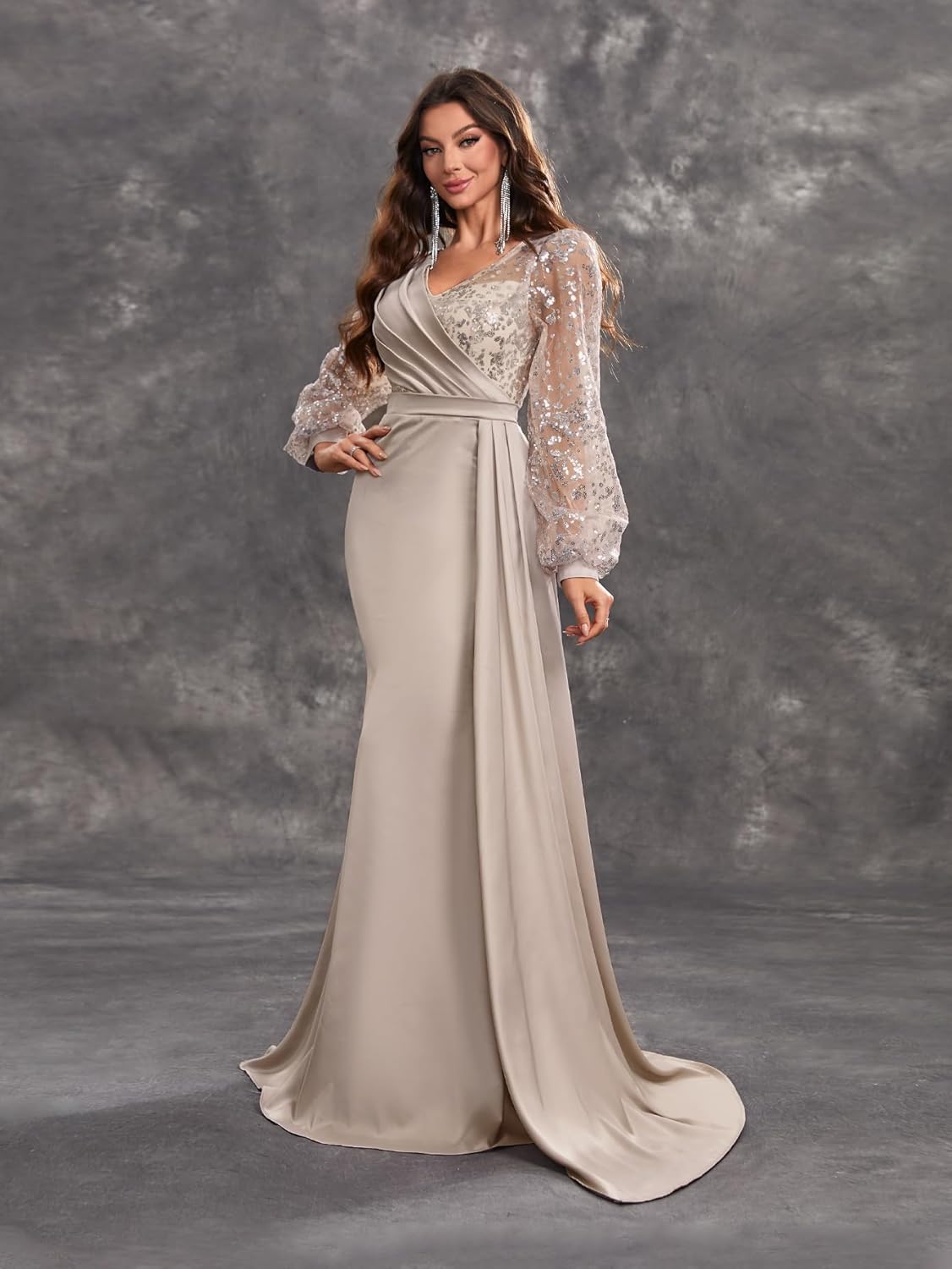 Vestido estilo sirena con una caída fluida que alarga la figura.