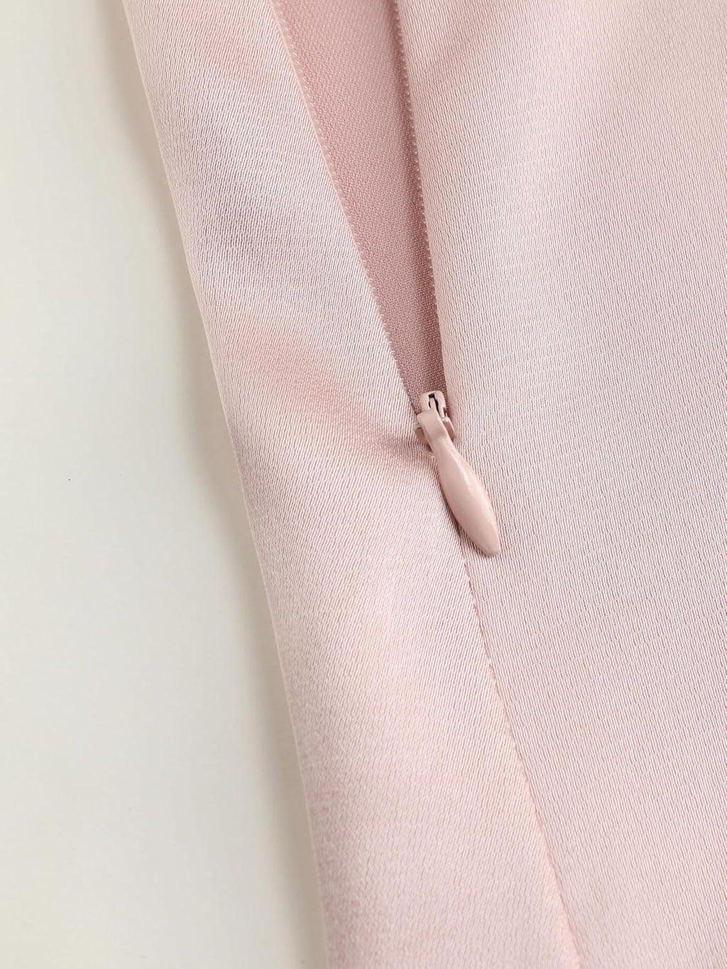 Vestido rosa satinado espalda abierta con abertura lateral