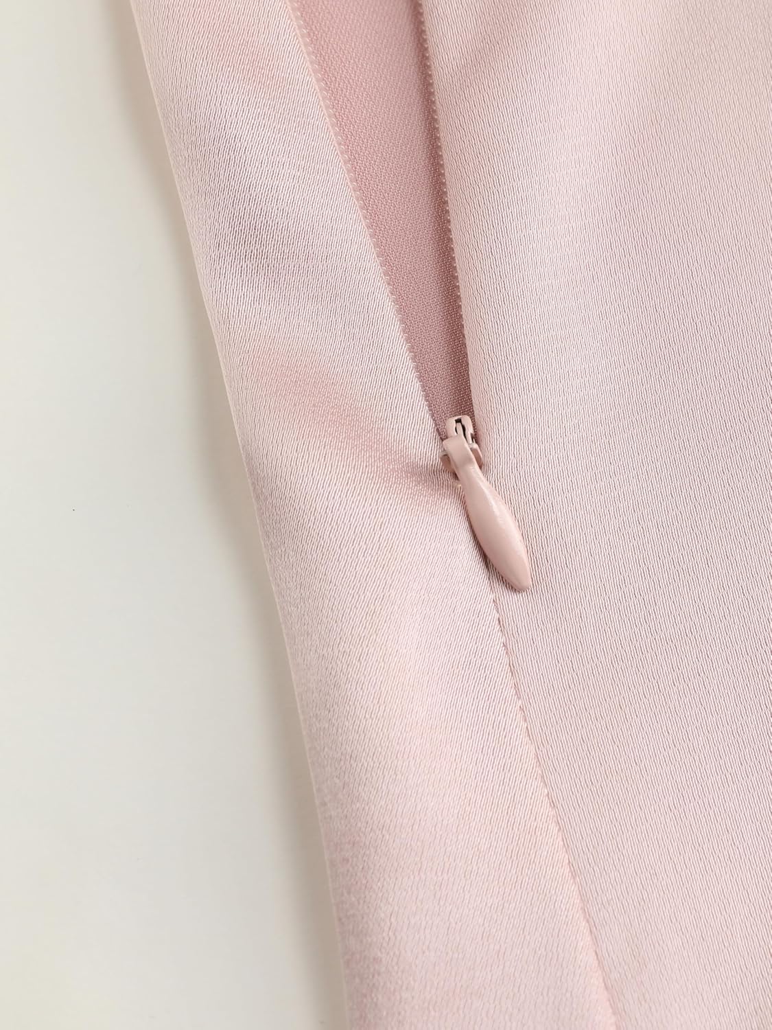 Vestido rosa satinado espalda abierta con abertura lateral