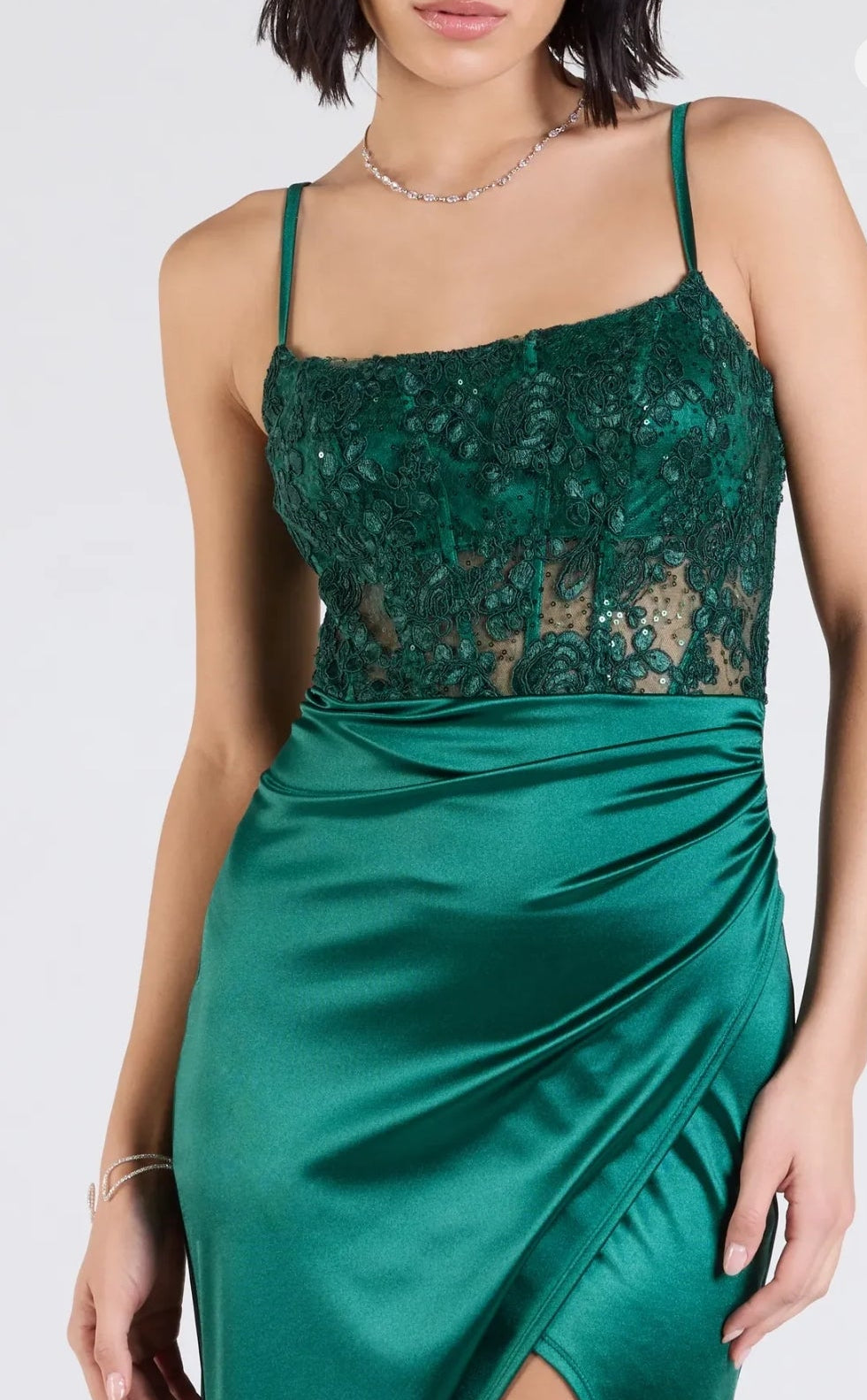Vestido Dania verde esmeralda con aplicación encaje y transparencia
