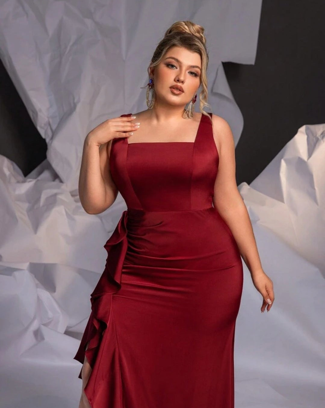 Vestido vino satinado con escote recto