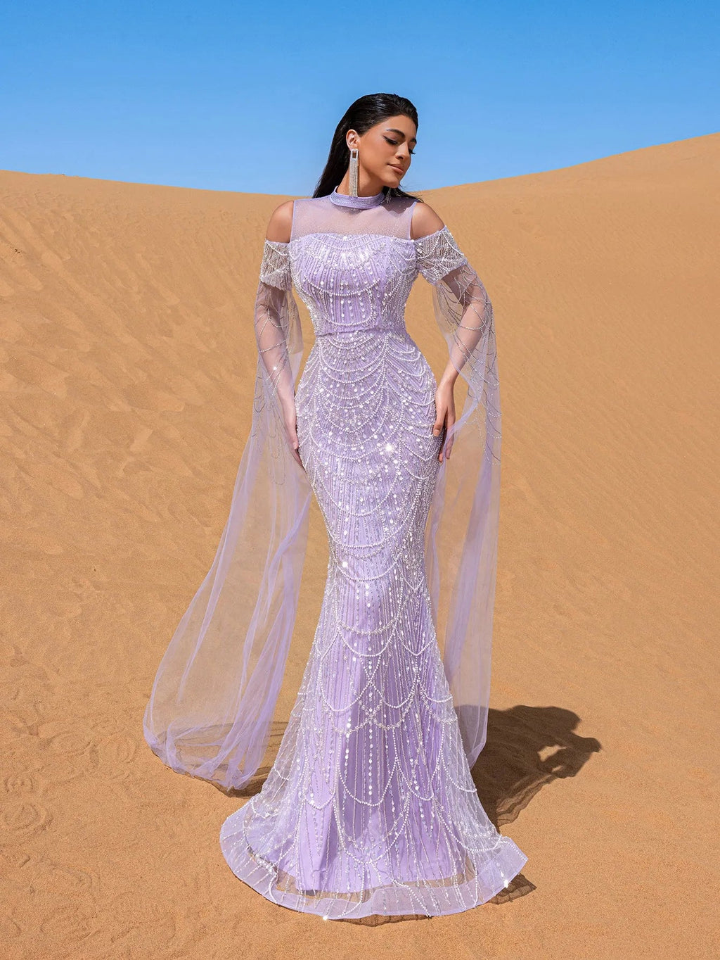 Vestido lila con pedrería y manga capa