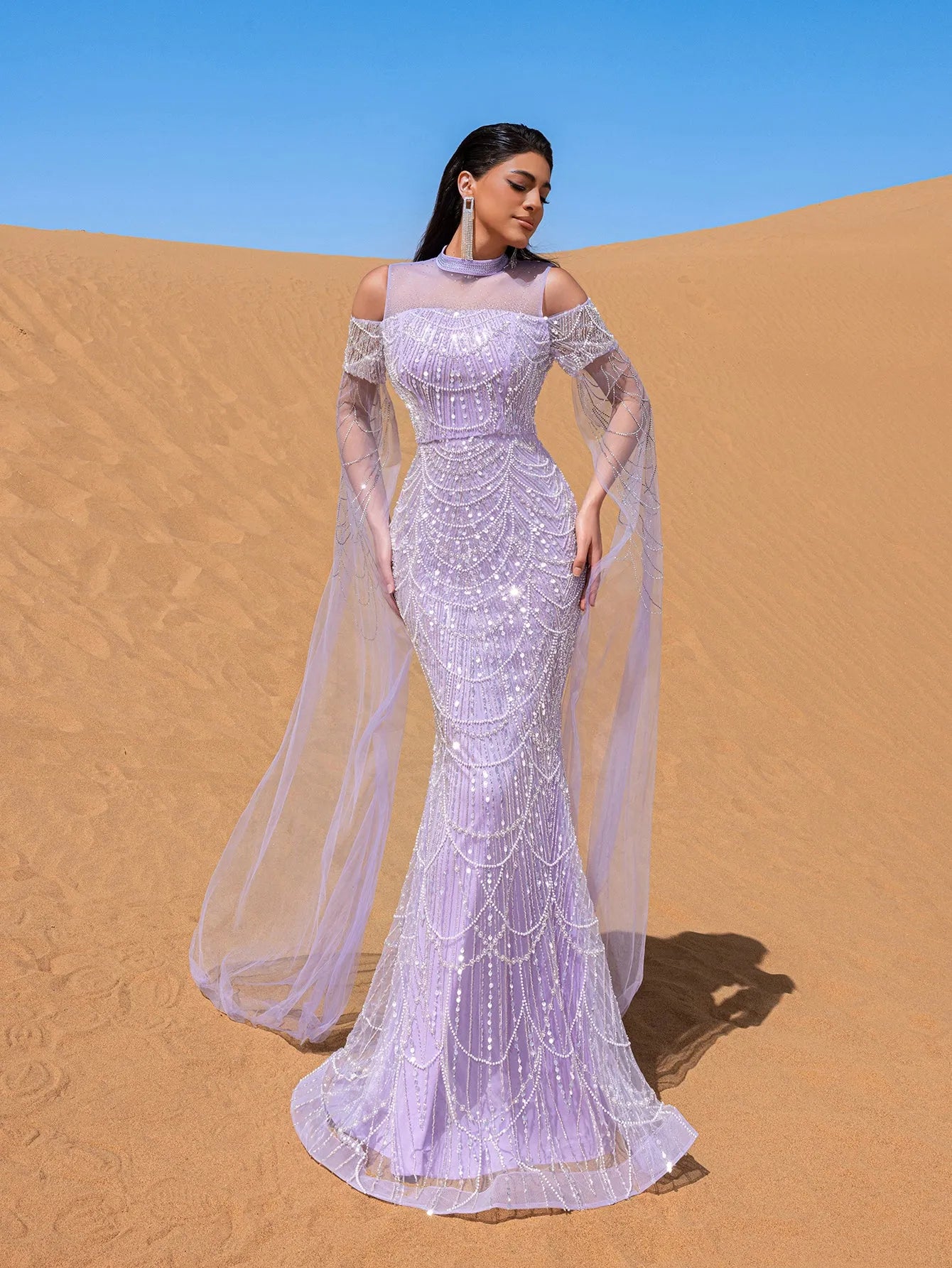 Vestido lila con pedrería y manga capa