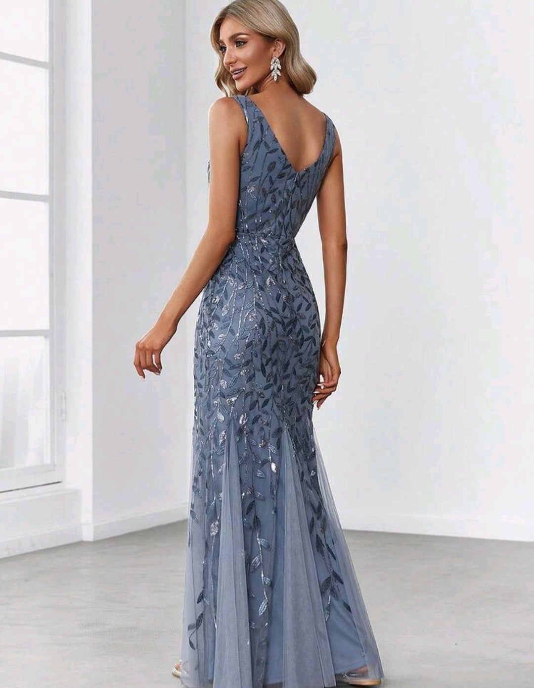Vestido dusty blue corte sirena con escote en V