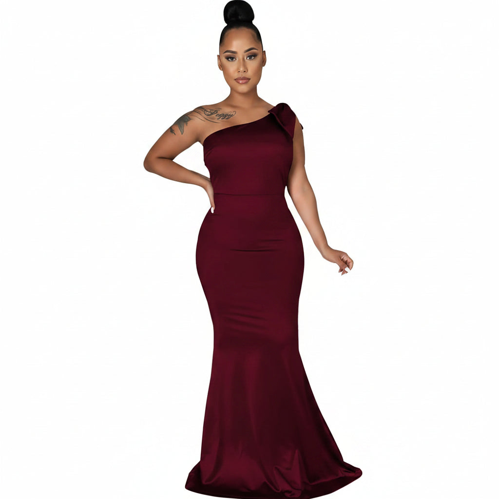 Vestido vino satinado de una manga corte sirena