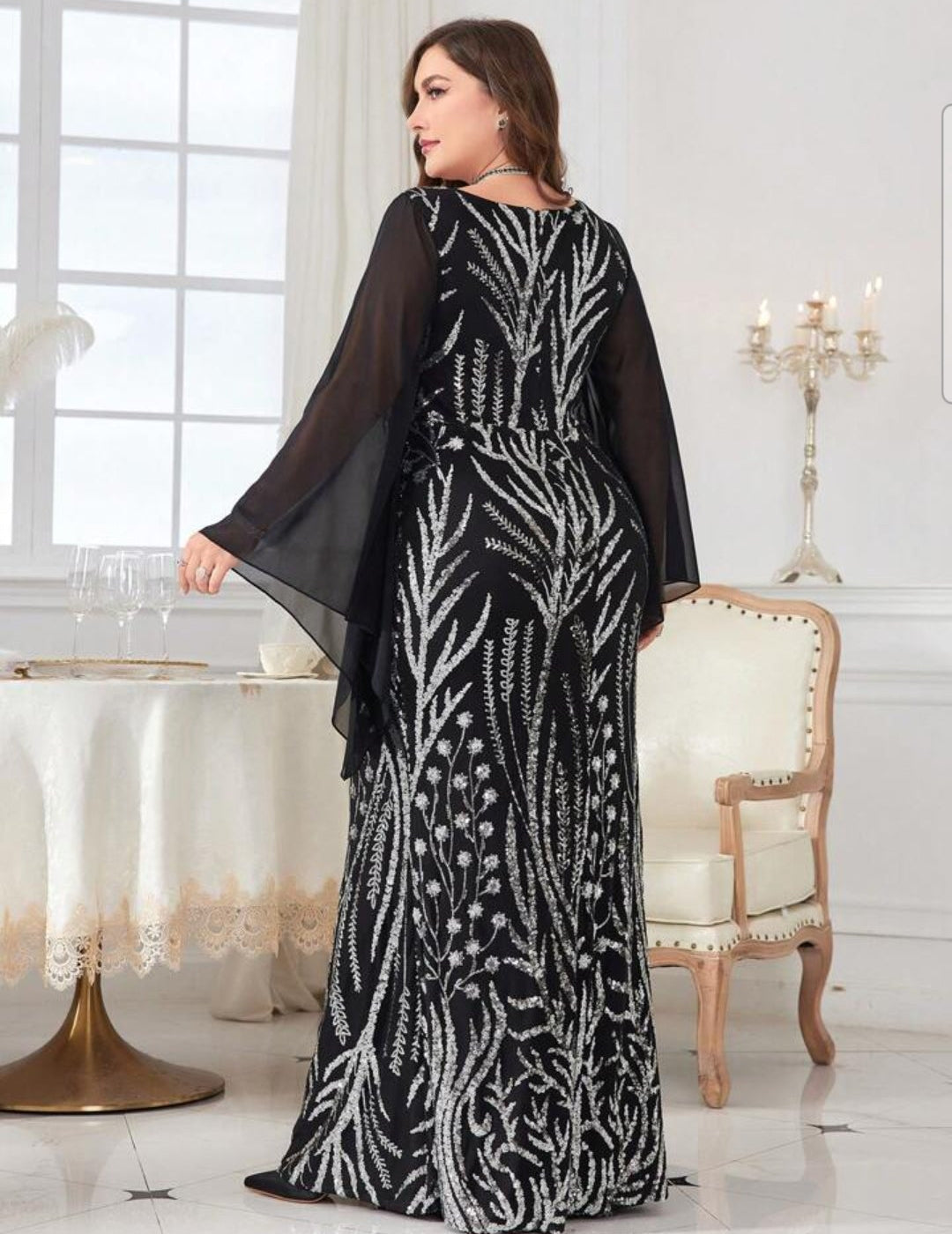 Vestido negro con plateado manga capa