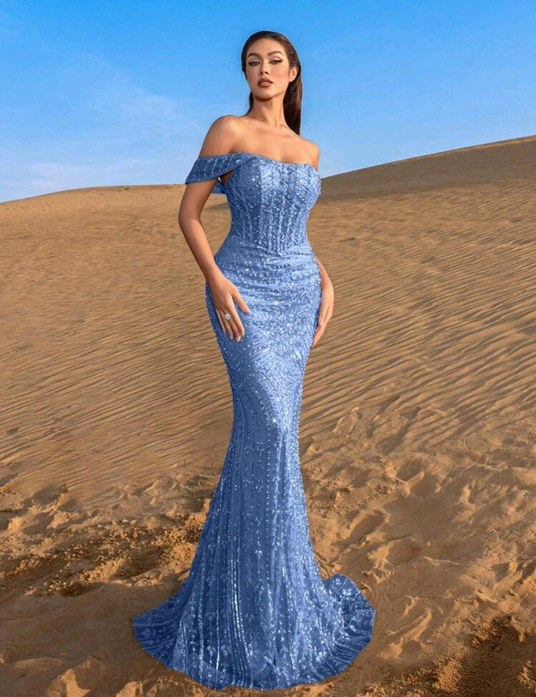 Vestido dusty blue off-the-shoulder pedrería corte sirena