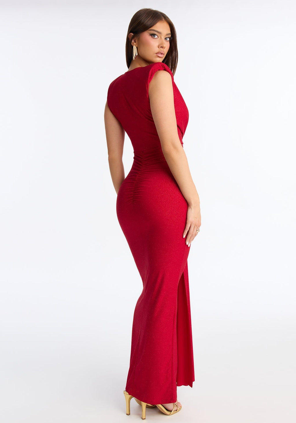 Vestido rojo brillante con escote pronunciado pegado al cuerpo