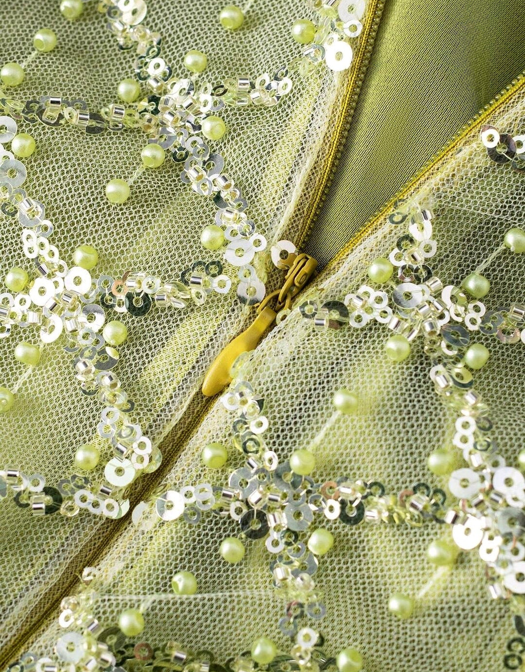 Vestido manga larga con espalda transparencia falda satinada