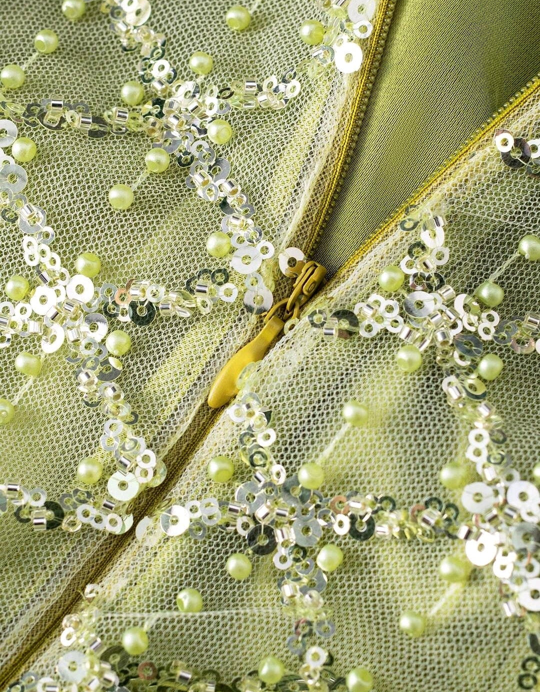 Vestido manga larga con espalda transparencia falda satinada