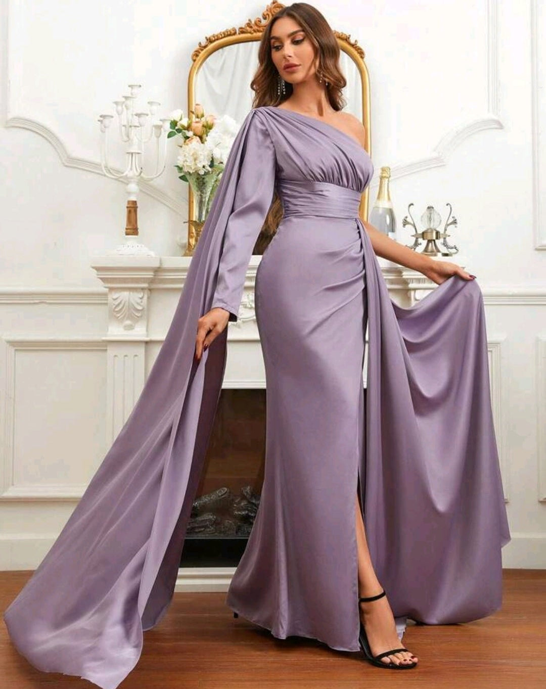 Vestido satinado una manga con capa