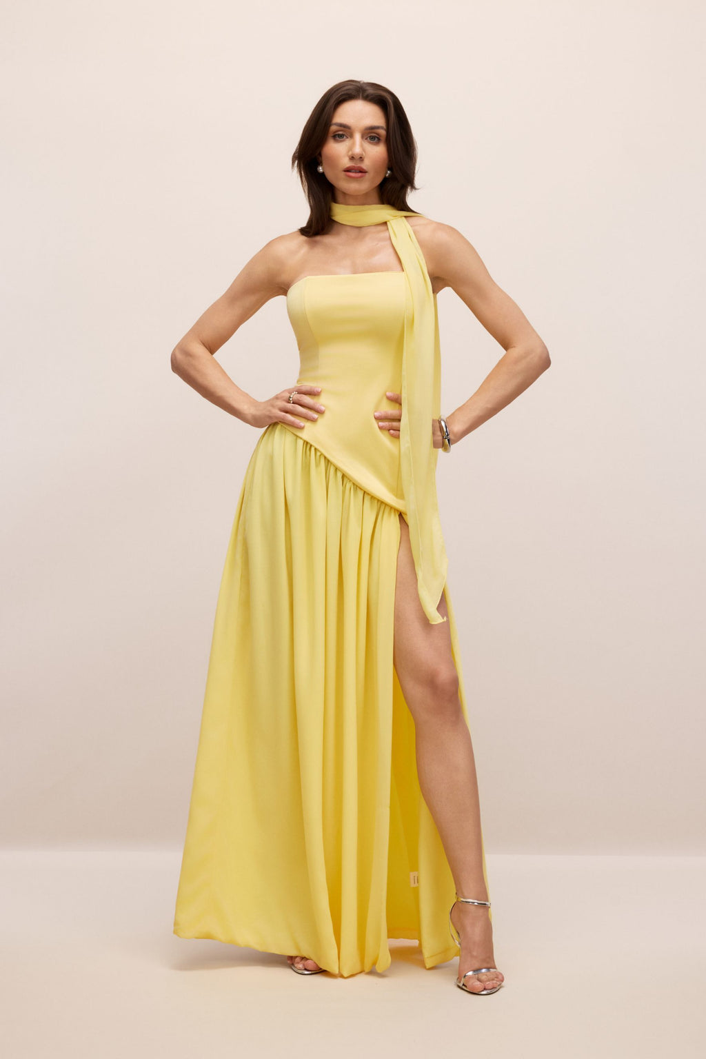 Vestido amarillo straple con abertura lateral