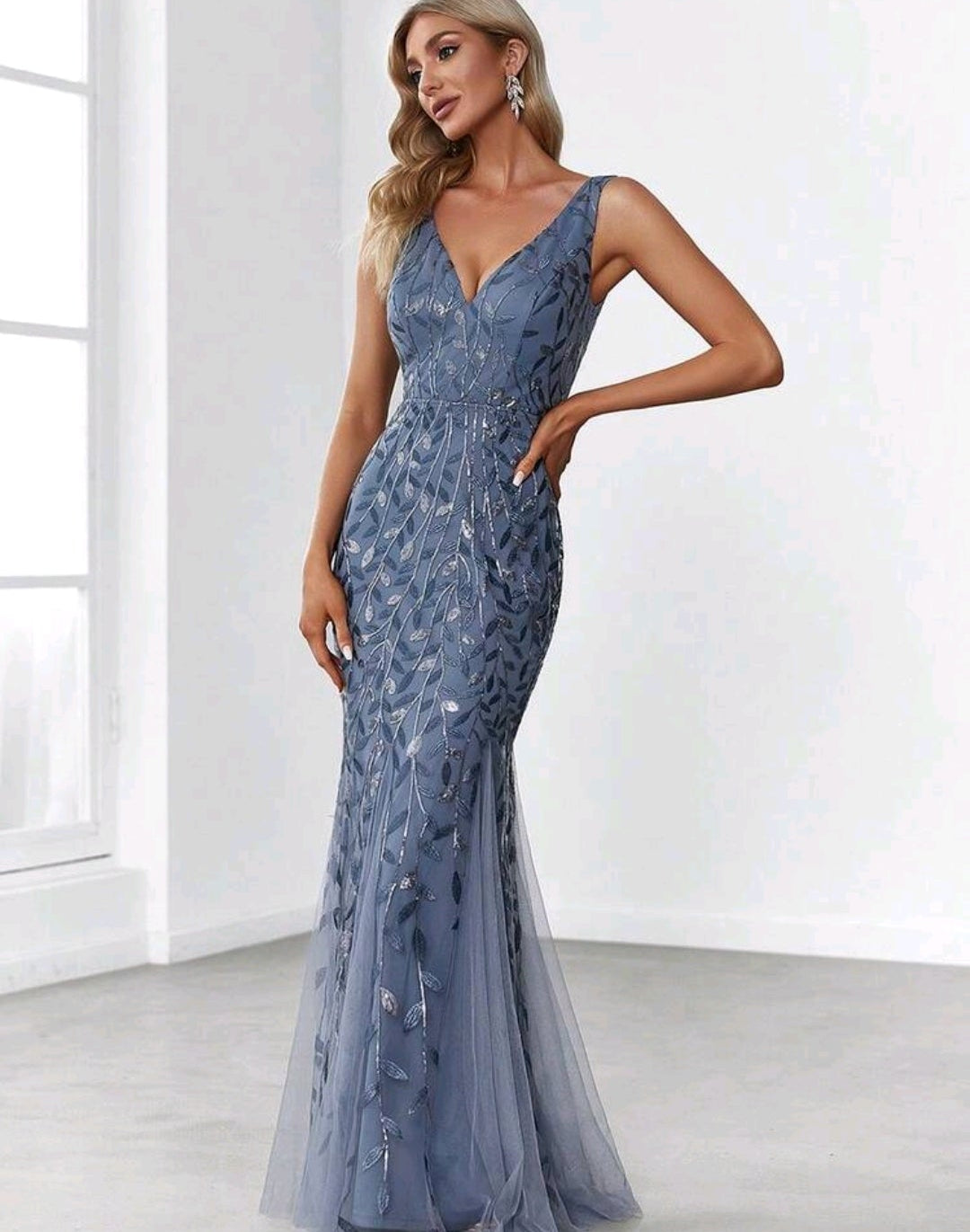 Vestido dusty blue corte sirena con escote en V