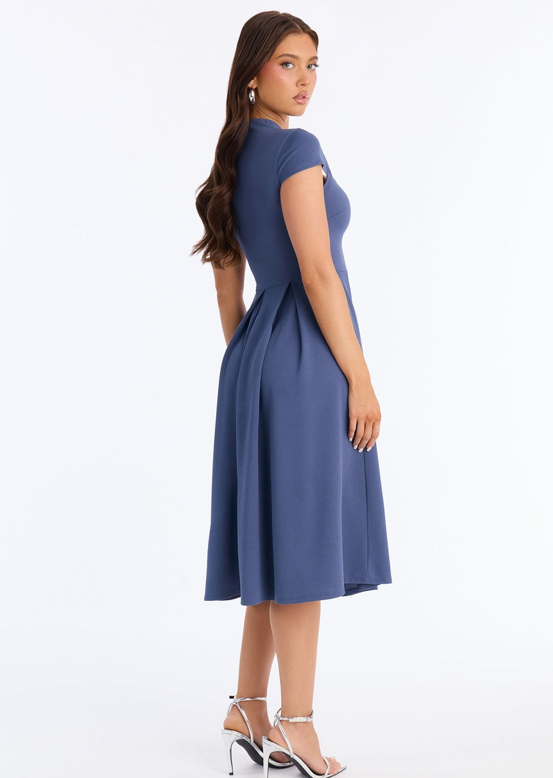 Vestido dusty blue con escote cuadrado midi