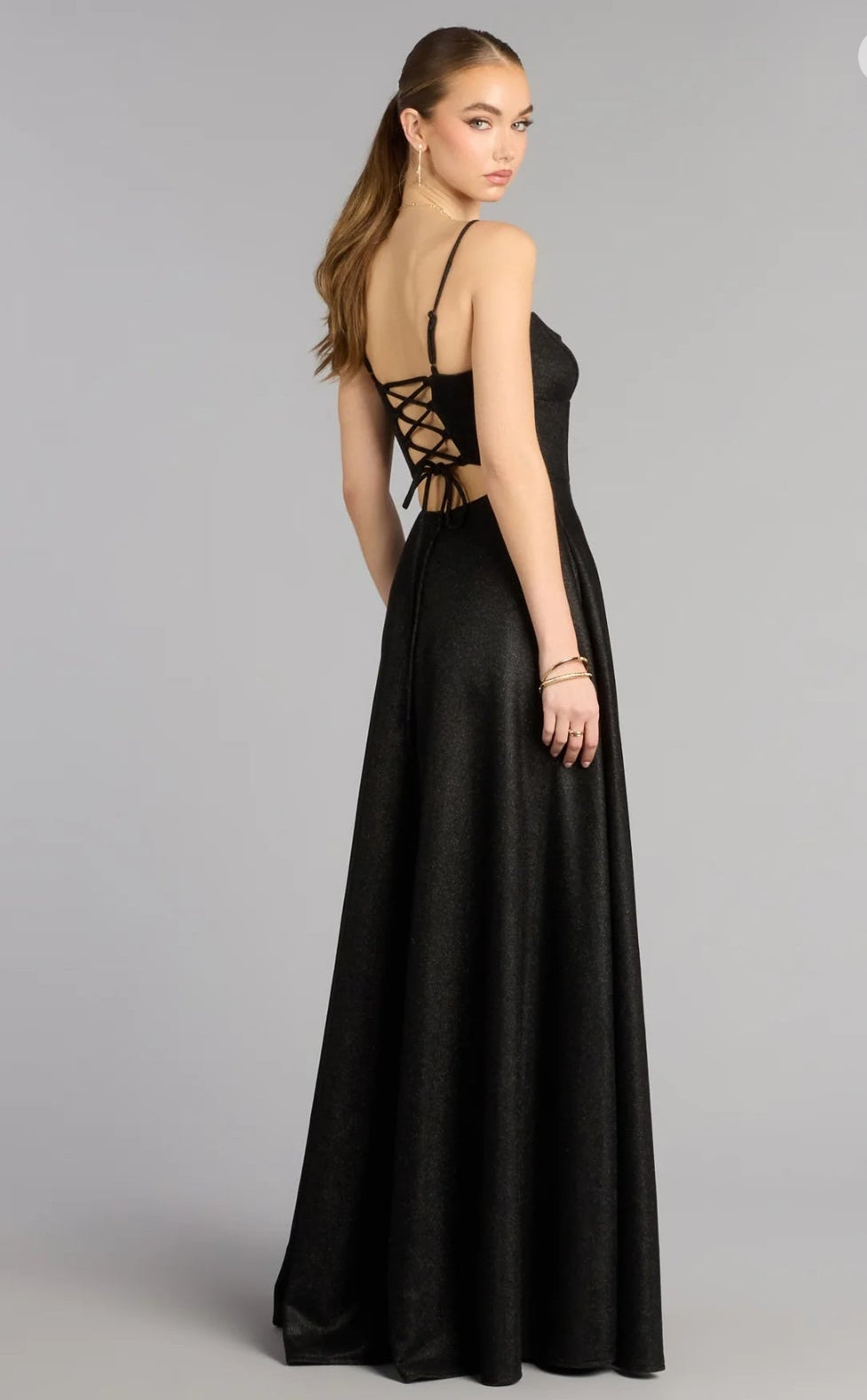 Vestido Leyla negro brillante con espalda abierta ajustable