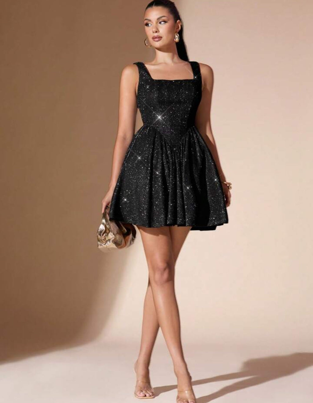 Vestido negro brillante con espalda semi abierta