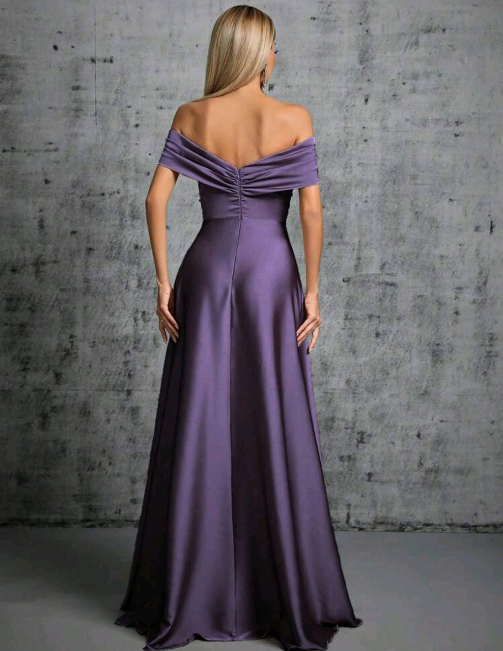 Vestido satinado violeta off-the-shoulder corte A