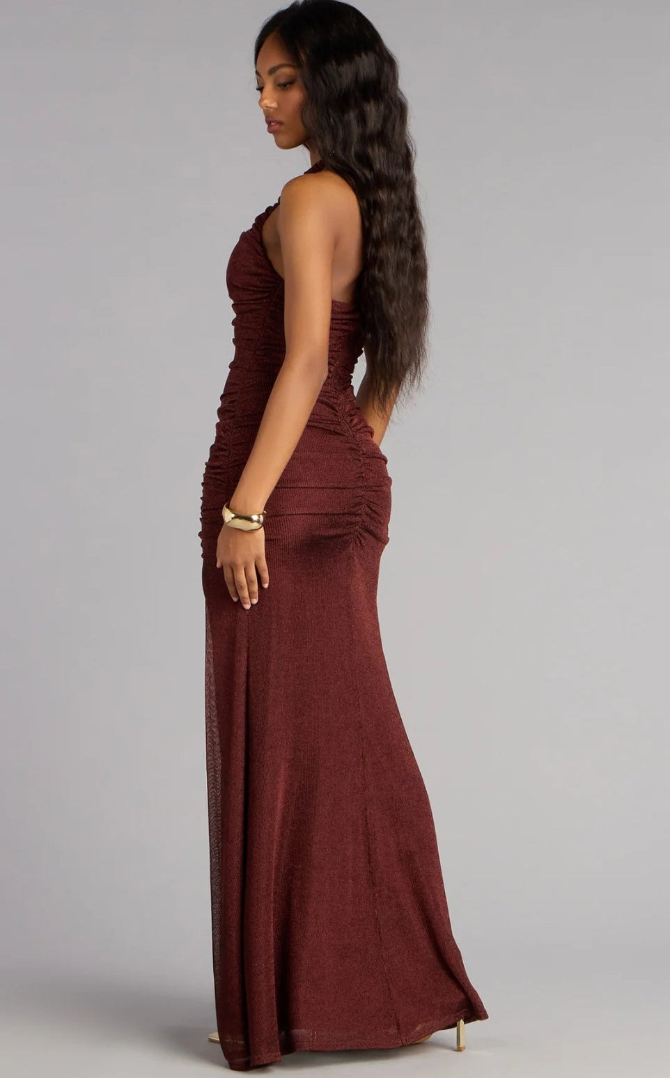 Vestido con escote pronunciado halter y abertura lateral pegado al cuerpo