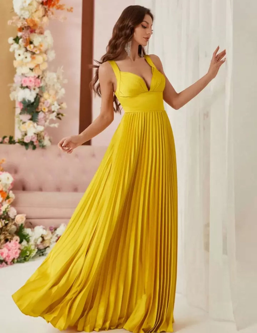 Vestido mostaza plisado con escote pronunciado