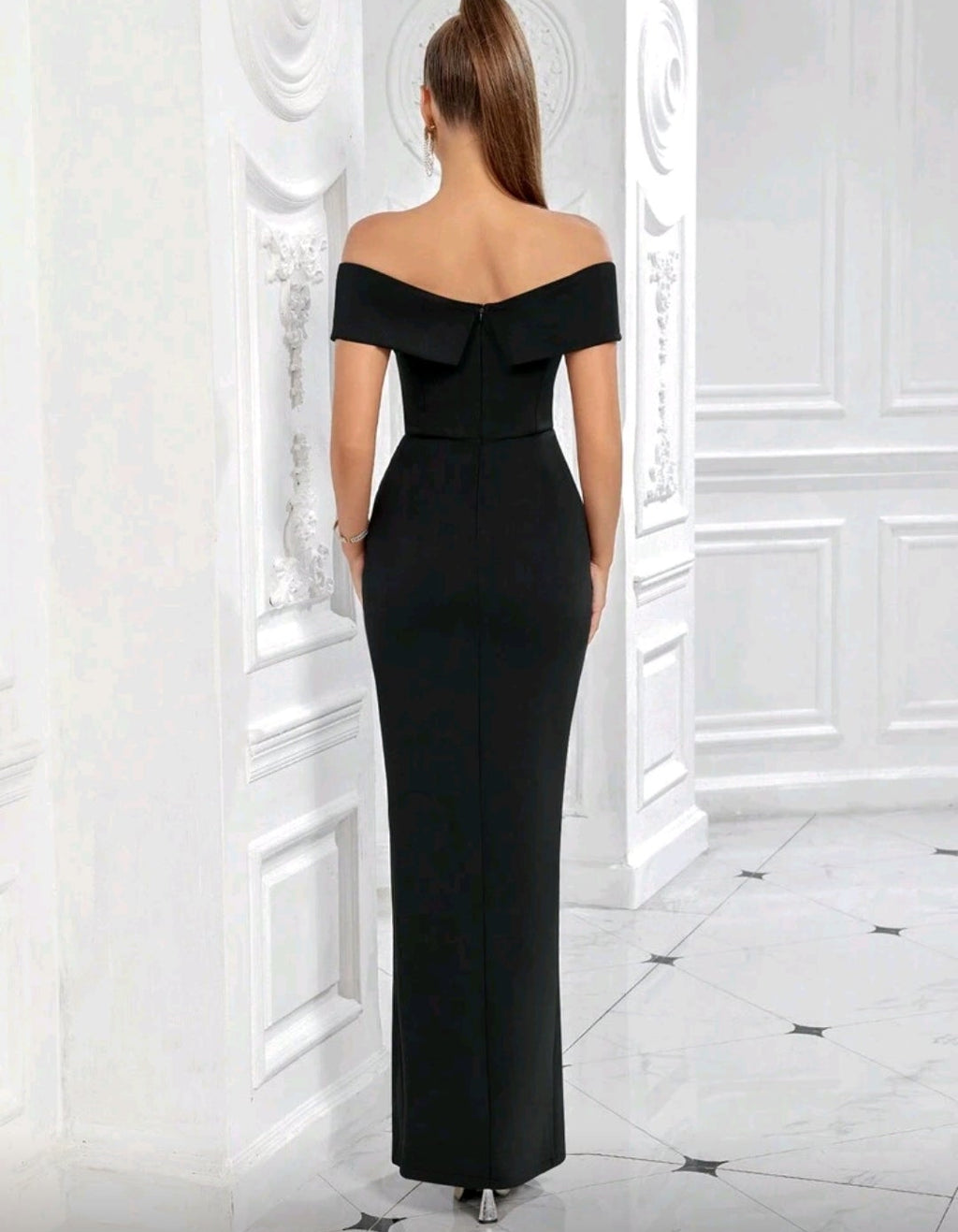Vestido negro manga caída pegado al cuerpo