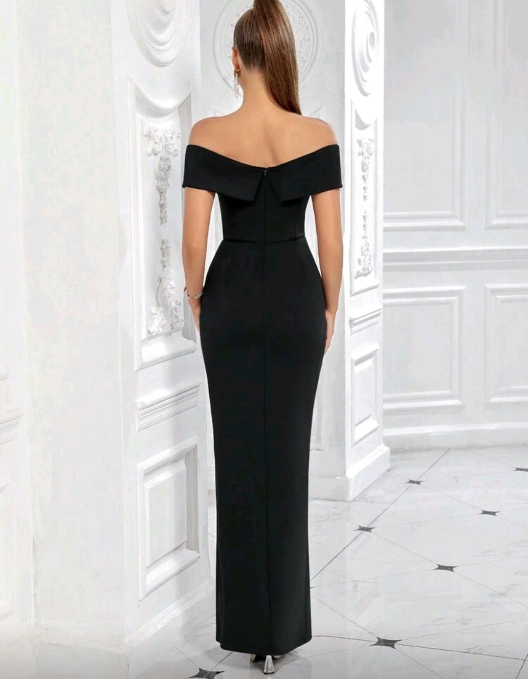 Vestido negro manga caída pegado al cuerpo