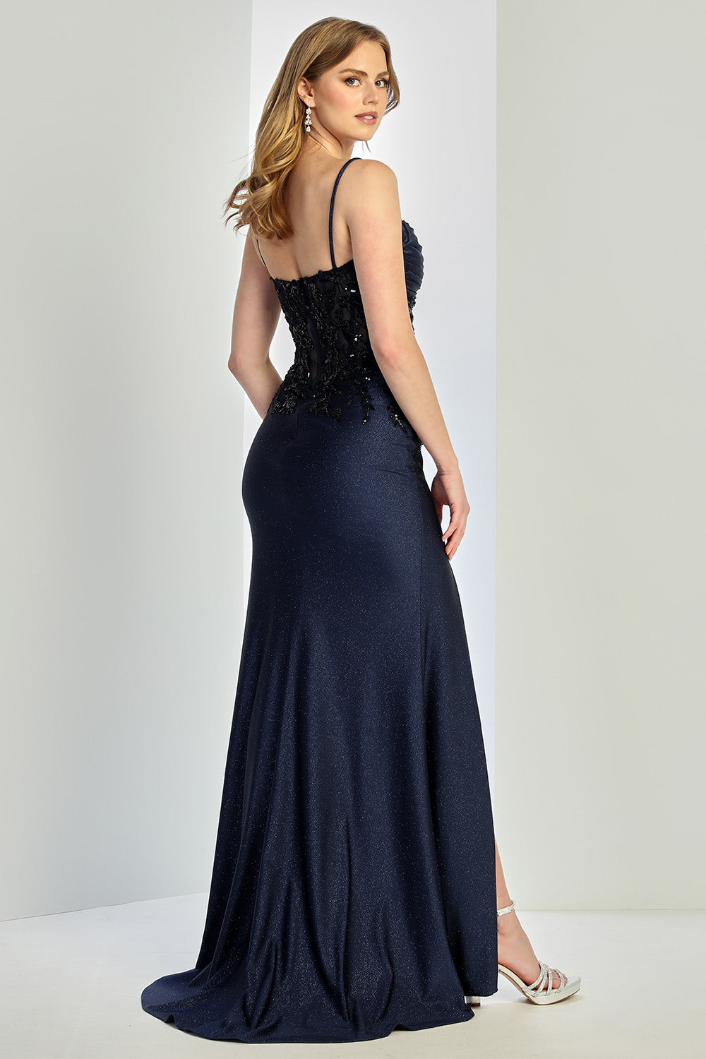 Vestido azul navy brillante con abertura lateral y transparencia