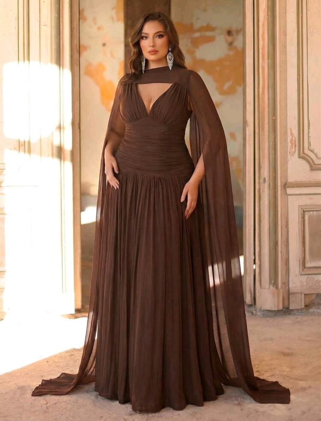 Vestido café con escote en V pronunciado incluye capa