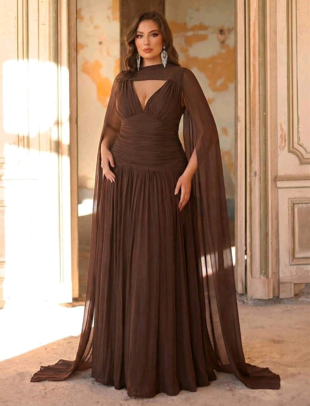 Vestido café con escote en V pronunciado incluye capa