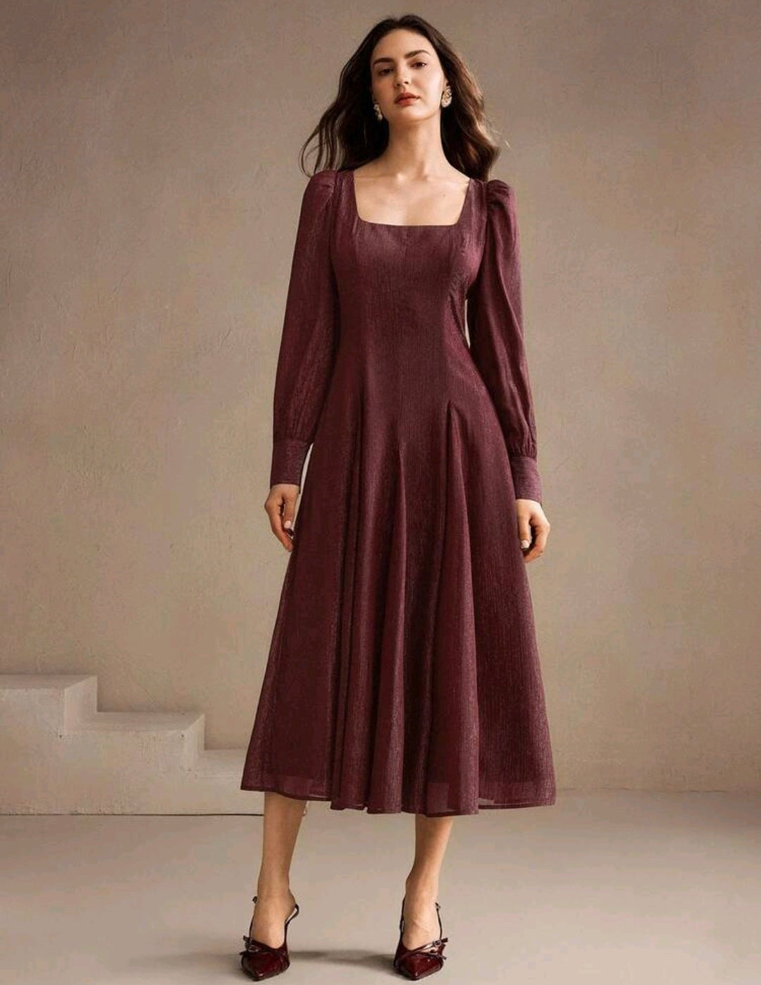 Vestido midi con tela brillante manga larga