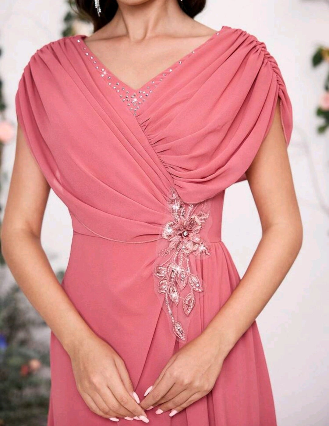 Vestido coral largo con aplicación floral