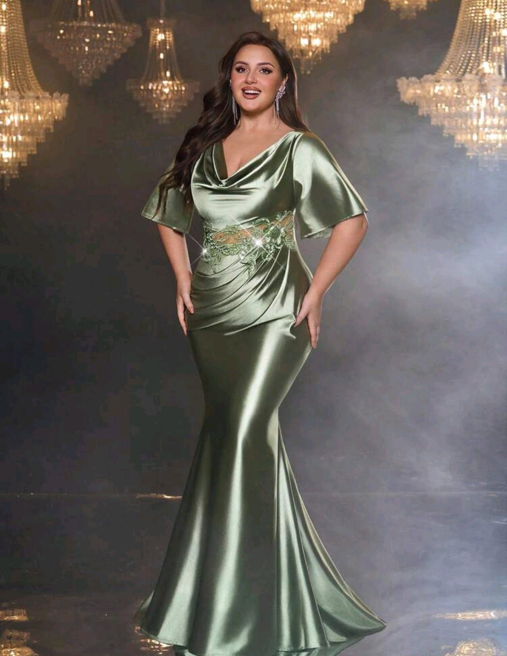 Vestido verde oliva satinado manga corta corte sirena