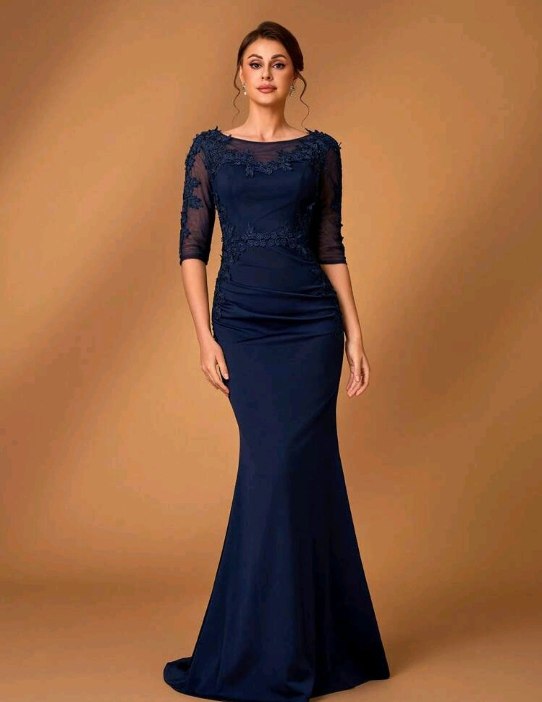 Vestido azul marino pegado al cuerpo manga 3/4