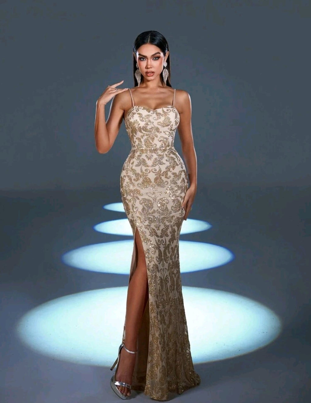 Vestido dorado con abertura lateral y espalda semi abierta
