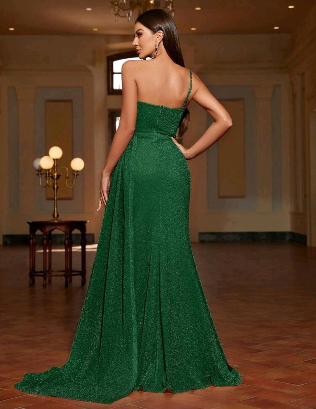 Vestido de una manga con abertura lateral